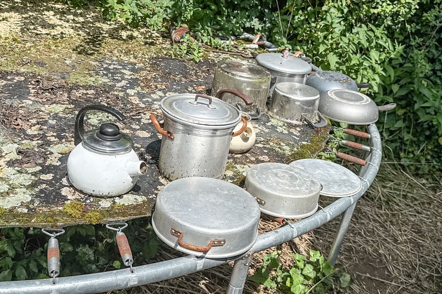 Posten alte Töpfe und Pfannen